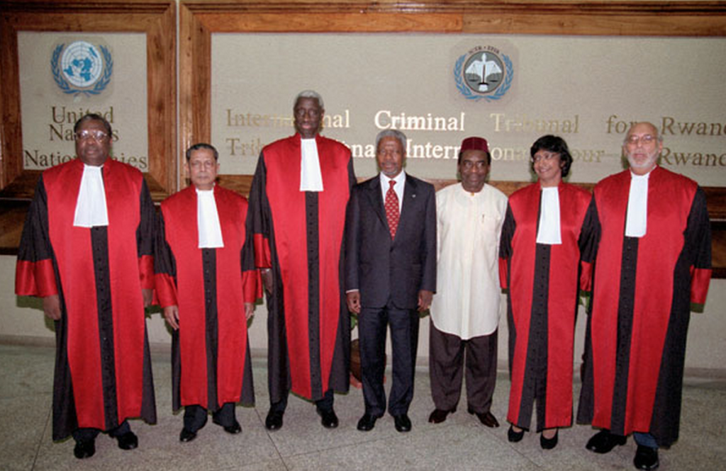 The UN Secretary General visits the ICTR in 1998. Credit: UN